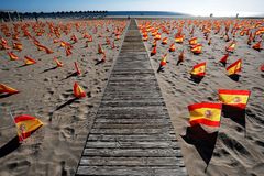 La playa de La Patacona con las banderas antes de ser arrancadas.