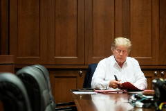 El presidente Donald Trump trabajando desde el Walter Reed.