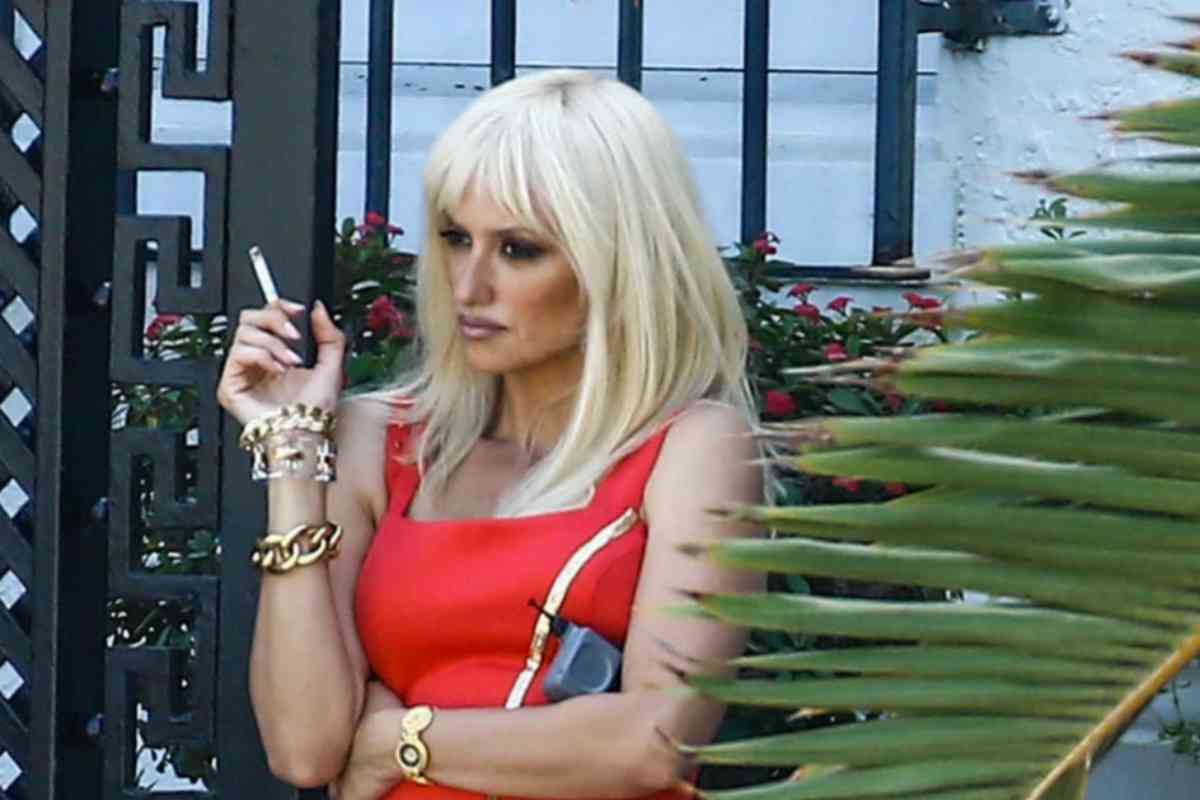 La actriz, cigarro en mano, caracterizada de Donatella Versace en 'American Crime Story'.