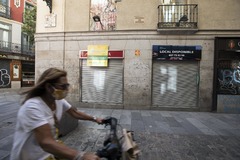 Pequeos  comercios cerrados en el centro de Madrid por la covid 19