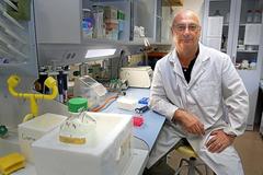 El investigador Francis Mojica, en su despacho de la Universidad de Alicante.