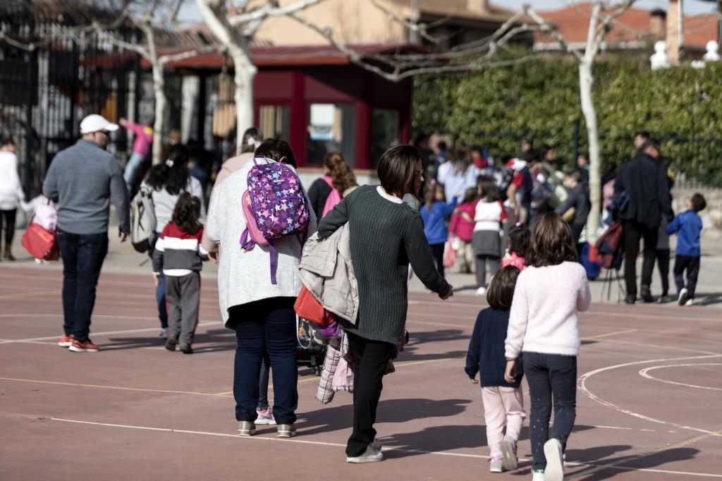 Recogida de ninos del colegio en el ultimo dia de clase despues de decretarse el cierre de centros escolares y universidades en marzo de 2020.