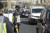 Control policial, este viernes, en una de las salidas de Madrid.