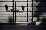 Una mujer pasea por el centro de Madrid tras decretarse el estado de alarma.