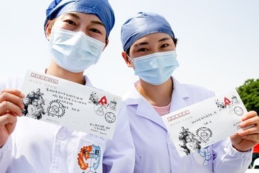 Mdicos de Wuhan muestran cartas de agradecimiento de pacientes recuperados