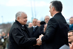 Kaczynski, presidente del Pis polaco (izqda.) estrecha la mano de Orban.