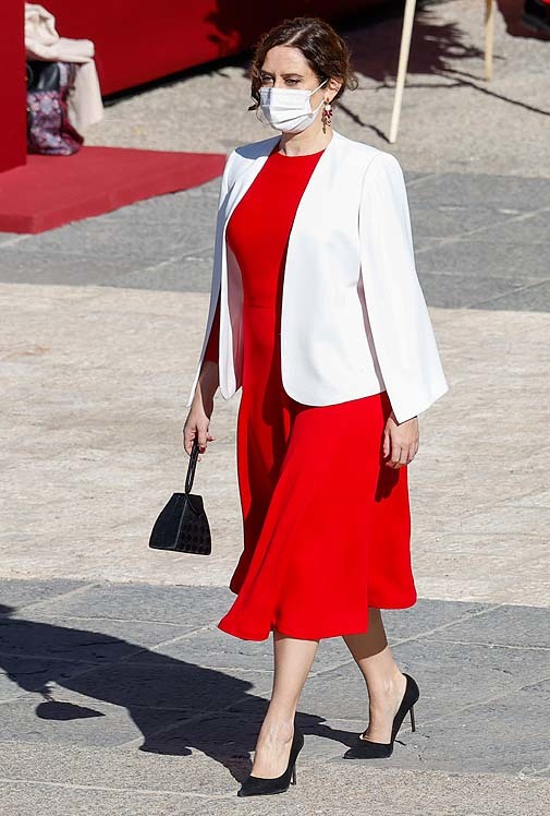 Isabel Daz Ayuso, de blanco y rojo, como la bandera de la Comunidad de Madrid.