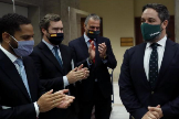 Santiago Abascal es aplaudido por miembros de su formacin despus de formalizar en el Congreso la mocin de censura contra el Gobierno.