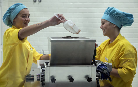 Dos empleadas en la fbrica del Museo del Chocolate.