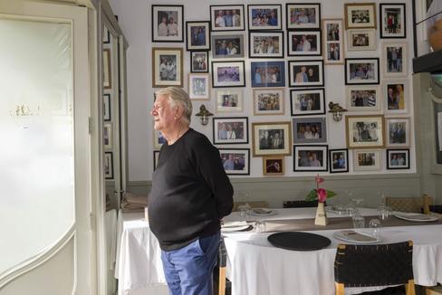 Juan Riera, del restaurante Can Alfredo, con las paredes plagadas de imgenes de famosos.
