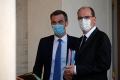 Olivier Vran, ministro de Sanidad, junto al primer ministro Jean Castex, en el Palacio del Elseo.