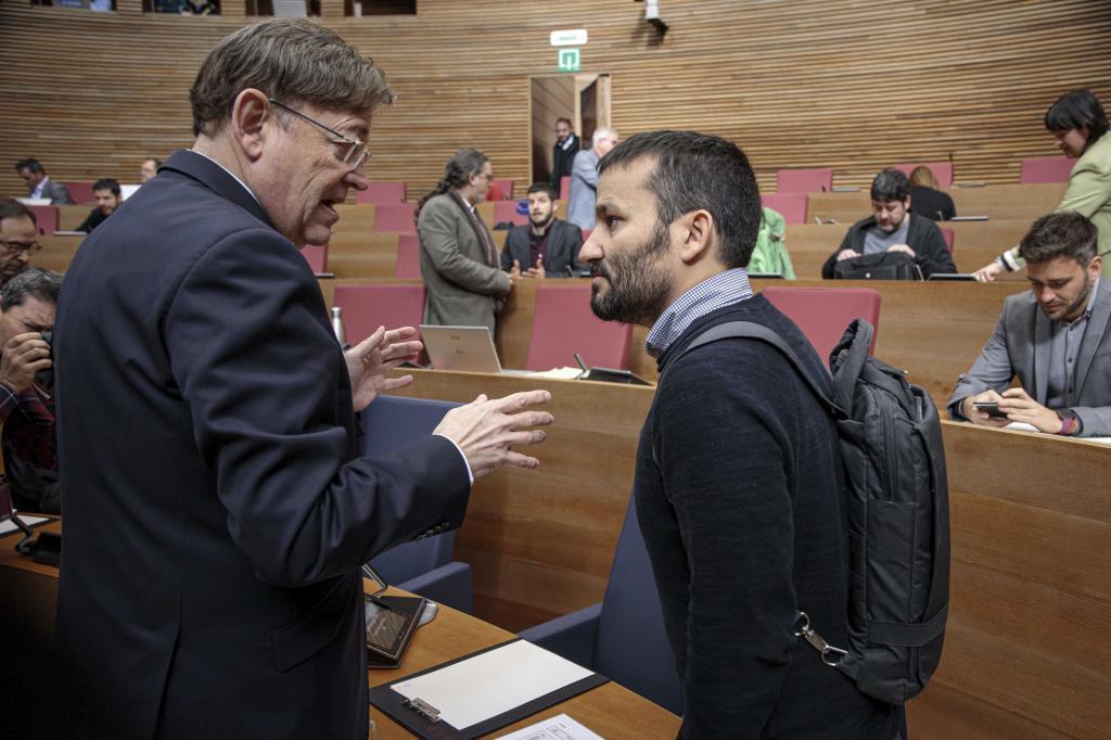 El presidente valenciano, Ximo Puig, conversa con el conseller Vicent Marzà.