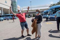 Dos turistas alemanes llegados al aeropuerto de Palma con TUI tras la primera reapertura en junio.