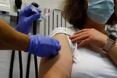 Una mujer se vacuna contra la gripe en el inicio de la campaa en Madrid