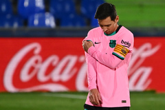Leo Messi se duele del hombro durante el partido ante el Getafe.