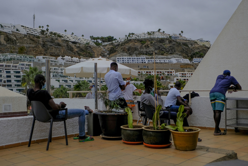 Inmigrantes llegados en patera en un hotel de Gran Canaria.