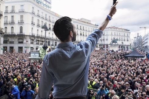 Mayrit caracterizado como Pablo Iglesias en la Puerta del Sol