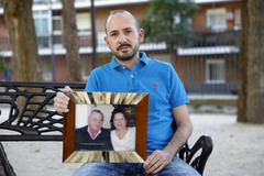 Manuel Cerd Cruz sostiene una foto de sus padres, Manuel y Juana, la semana pasada en Arganda del Rey (Madrid).
