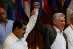 Miguel Daz-Canel levanta la mano de Nicols Maduro, en julio de 2018.