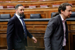 El presidente de Vox, Santiago Abascal (izqda.), y Pablo Iglesias, en enero, en el Congreso.