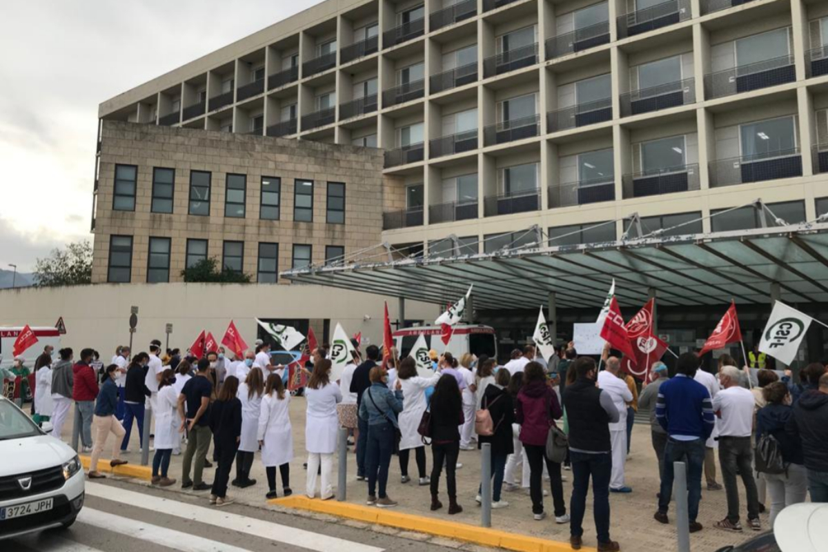 Trabajadores del centro de Alzira concentrados en sus puertas.