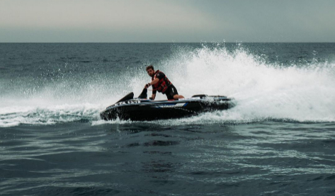 El aventurero sobre su moto de agua, una Yamaha VX Deluxe.