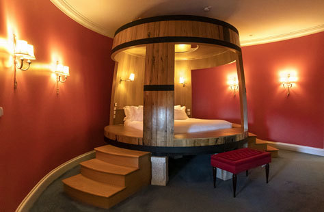 Suite del hotel The Yeatman con cama en forma de barrica.