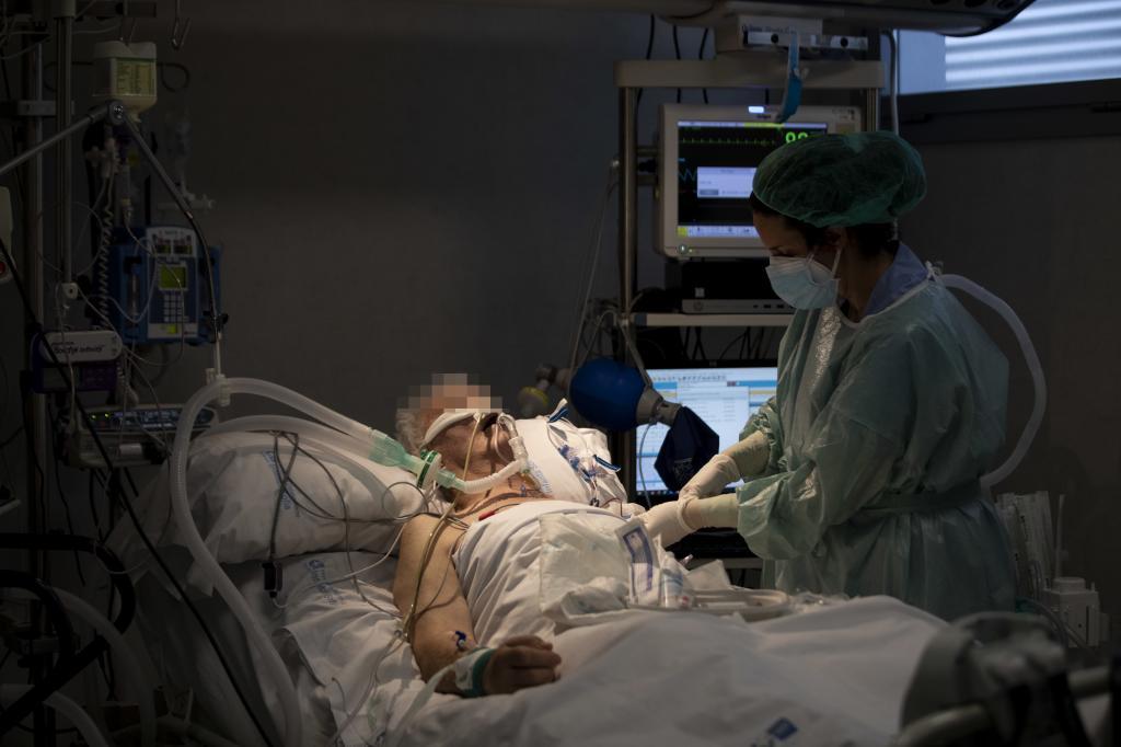 Paciente intubado ingresado en la UCI del Hospital Infanta Sofía (Madrid).