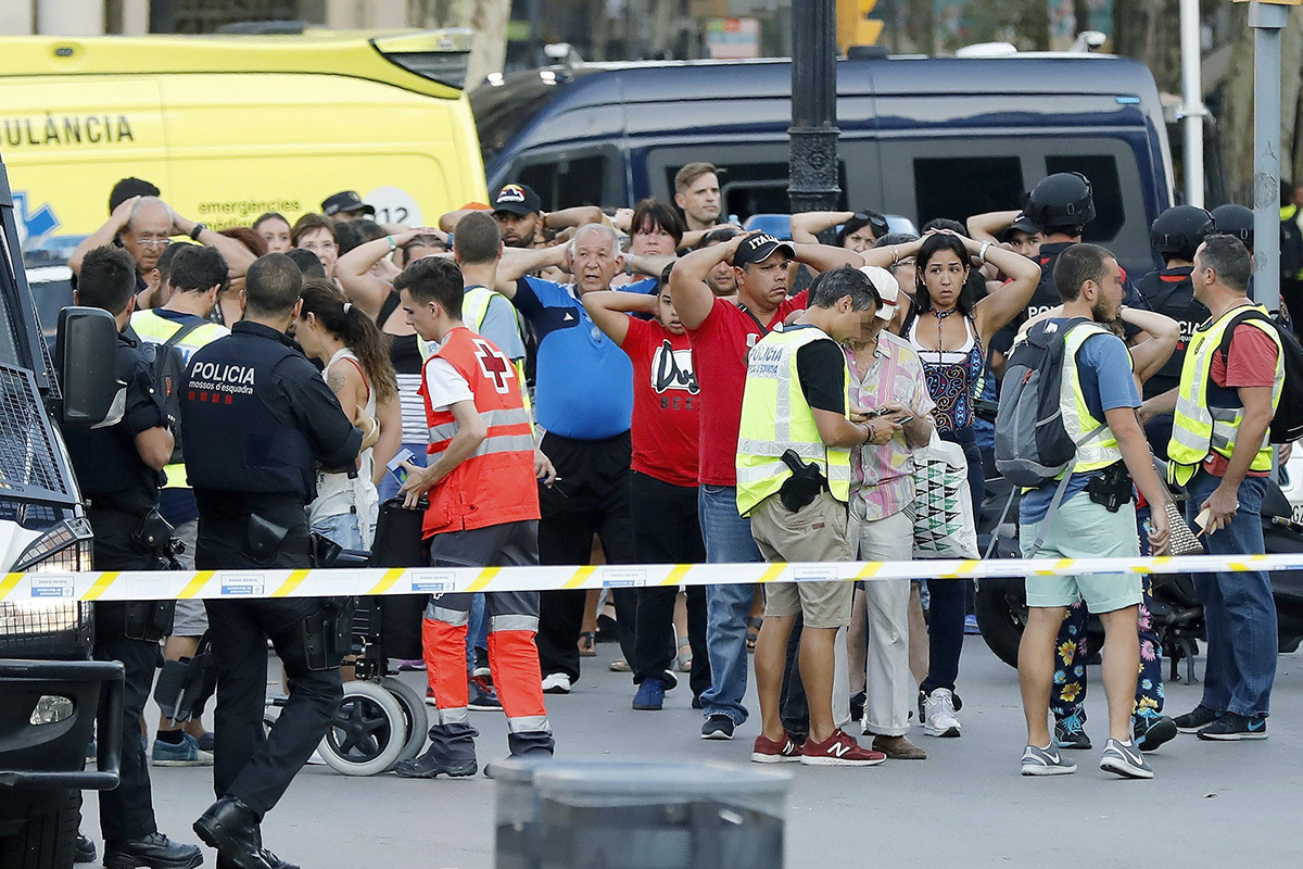 Un grupo de testigos tras el atentado de Las Ramblas de Barcelona.