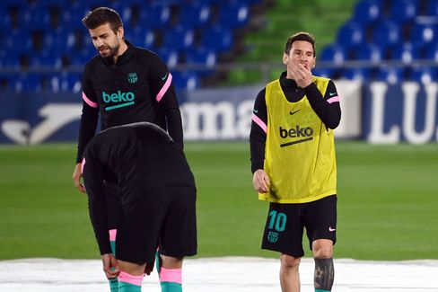 Barcelona's Spanish defender Gerard lt;HIT gt;Pique lt;/HIT gt; (L) and Barcelona's Argentine forward Lionel lt;HIT gt;Messi lt;/HIT gt; warm up before the Spanish League football match between Getafe and Barcelona at the Coliseum Alfonso Perez stadium in Getafe, south of Madrid, on October 17, 2020. (Photo by GABRIEL BOUYS / AFP)