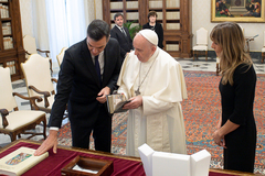 El Papa destaca ante Pedro Snchez la necesidad de "construir la patria con todos"