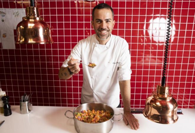 Gianni Pinto posa en la cocina de Noi frente a su caponata.