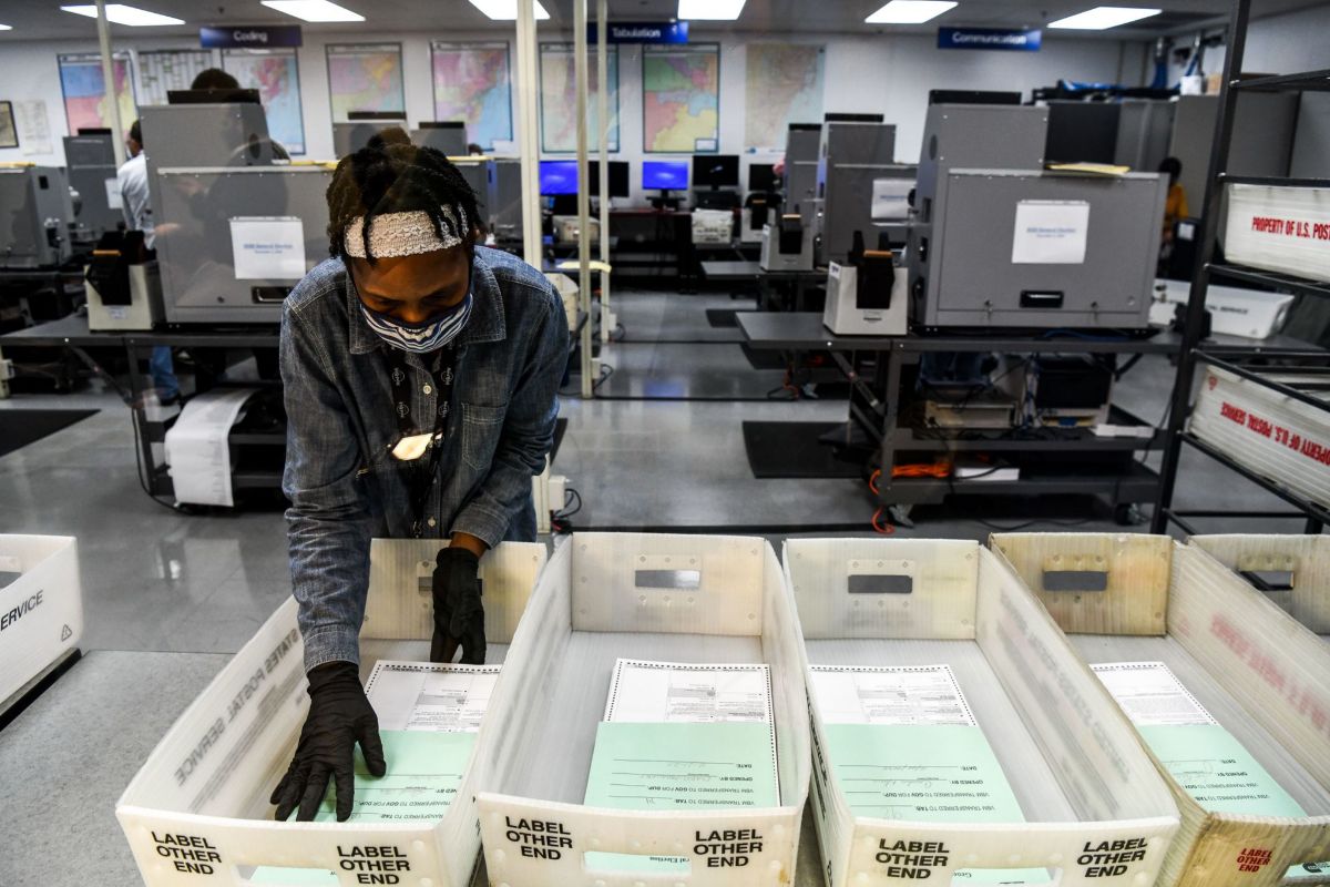 Una trabajadora electoral gestiona el voto por correo en Miami, Florida.