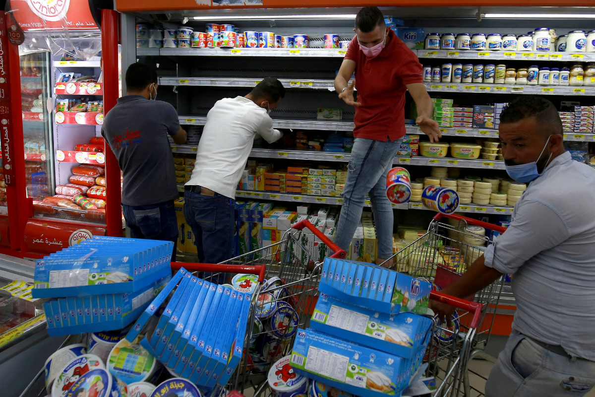 Trabajadores de un supermercado en Jordania retiran los productos franceses.