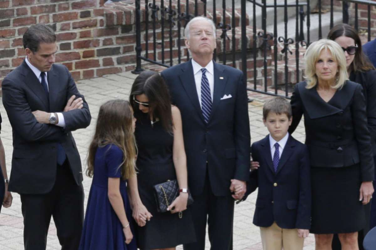 El candidato demcrata Joe BIden y su familia, en el funeral por su hijo Beau.
