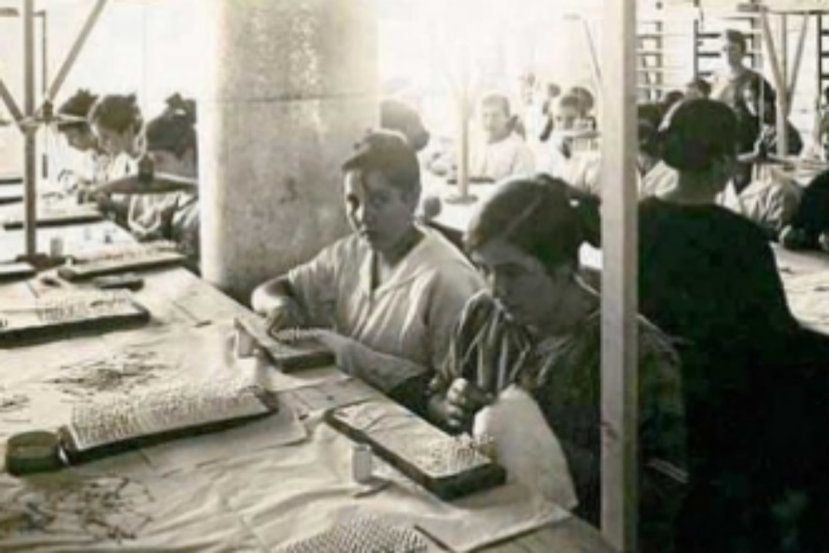 Operarias en un taller de Majorica en el siglo pasado.