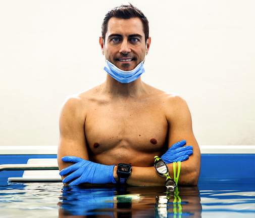 Pablo, de 40 años, durante una pausa en la piscina de entrenamiento. Fue el primero en el mundo que nadó entre tiburones sin protección.