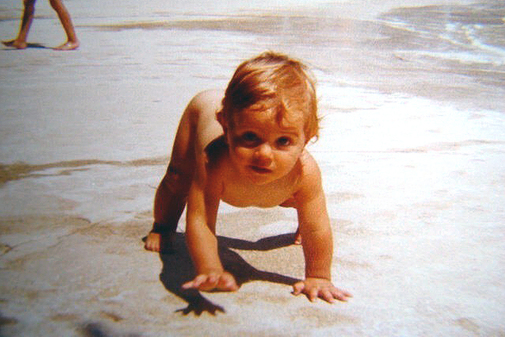 El nadador y empresario, segundo de cinco hermanos, cuando apenas tenía un año.