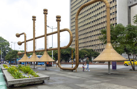Monumento en forma de trompeta en la plaza Jairo Varela.