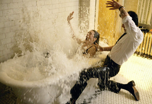 Keanu Reeves y Rachel Weisz a las puertas del infierno en 'Constantine'.