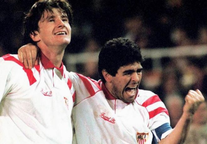 Davor Suker y Maradona celebran un gol en el Sevilla FC.