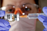 Una investigadora trabaja en la vacuna contra el coronavirus.