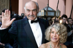 El actor Sean Connery junto a su mujer, Micheline Roquebrune, durante la presentacin de un filme en 2004.