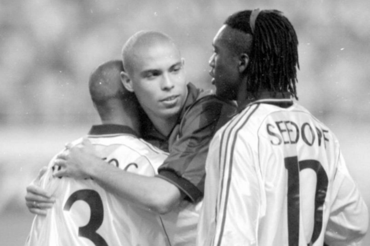 Ronaldo abraza a Roberto Carlos en el Madrid-Inter de Sevilla (1998).