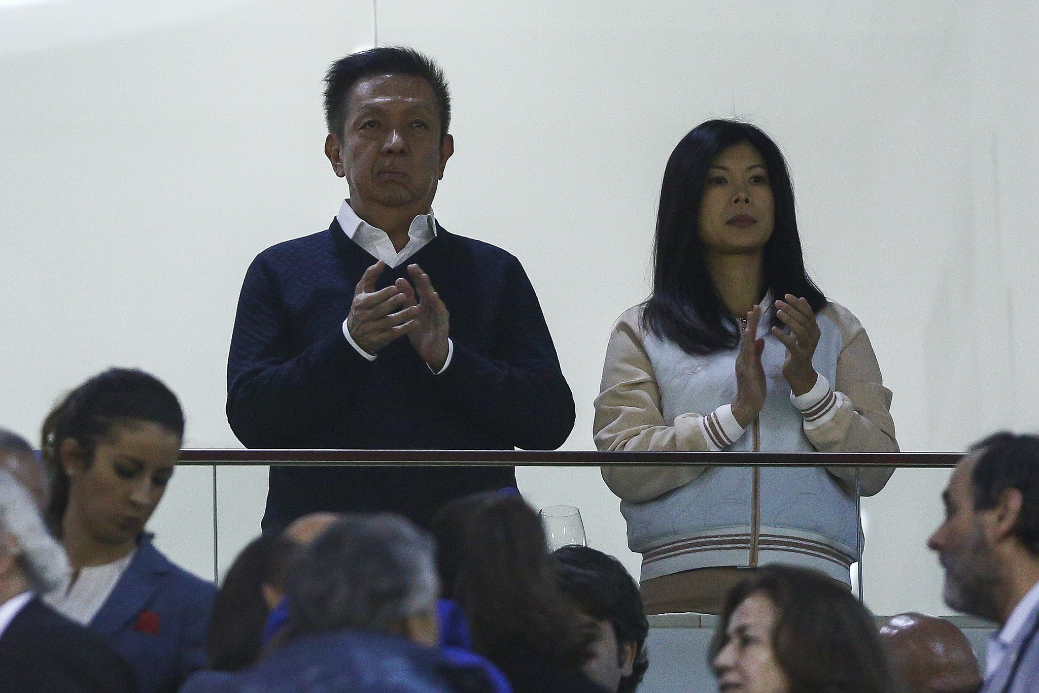 Peter Lim, y su esposa, en una visita a Mestalla.