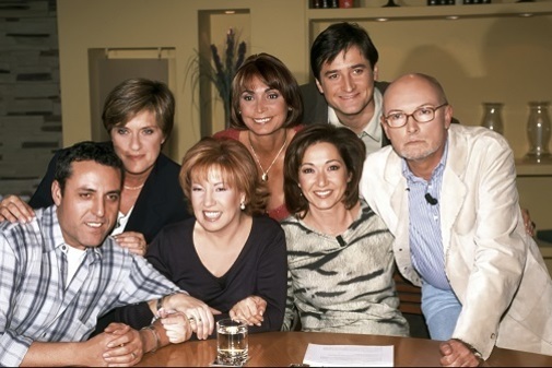 Carlos Garca-Calvo con las dos presentadoras de 'Extra Rosa', aunque la imagen pertenece a la presentacin de la cuarta temporada de 'Sabor a ti'