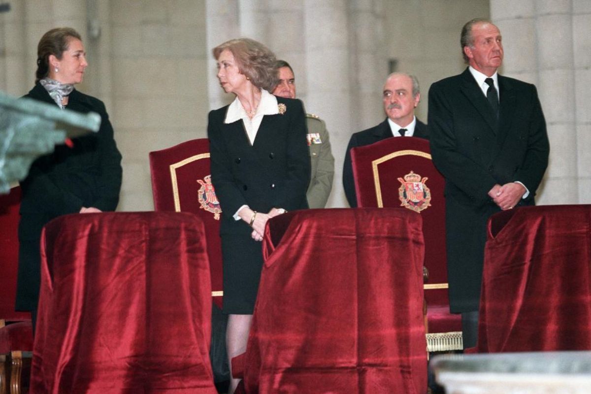 La Infanta Elena, la Reina Sofia y el Rey Juan Carlos, en el funeral por la reina Mara de las Mercedes, celebrado el 8 de noviembre del ao 2000.