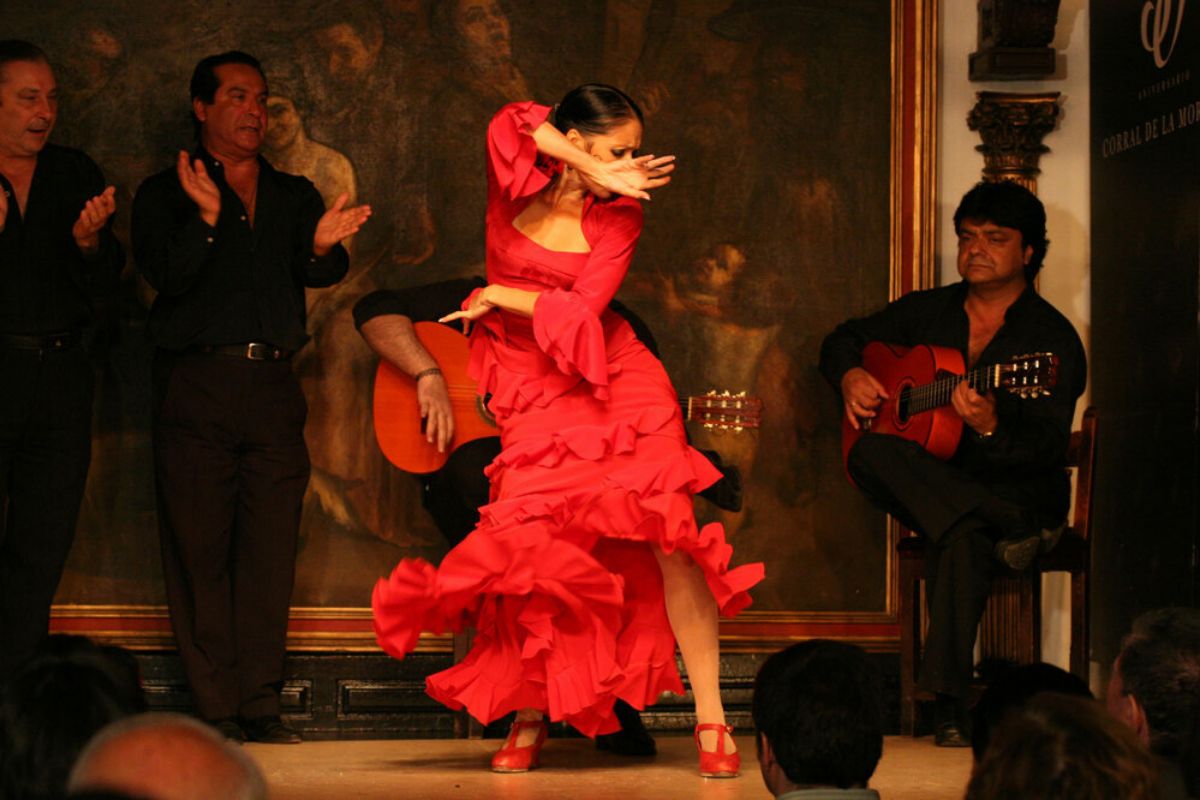Se proponen diferentes actividades relacionadas con el flamenco.