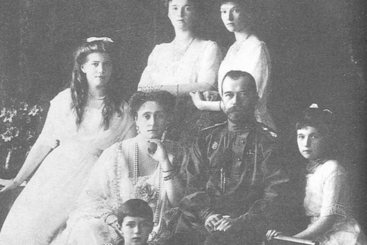 El zar y la zarina rodeados de sus cuatro hijas y del heredero.