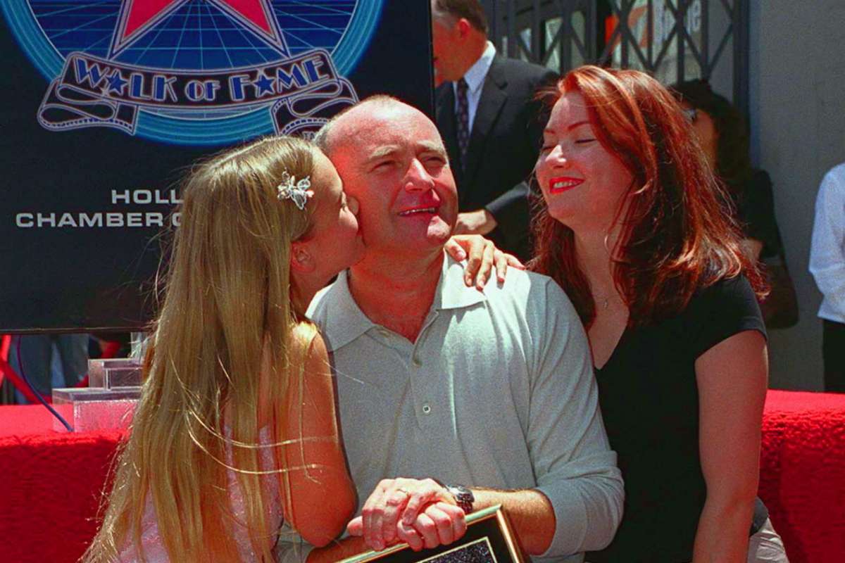 Collins, con sus hijas Lily y Joli. El cantante es padre de cinco hijos en total.